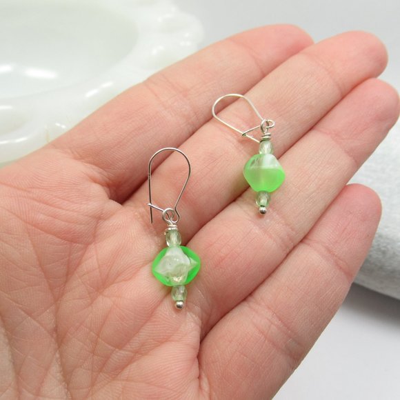 Uranium glass bead earrings - Picture 8 of 10